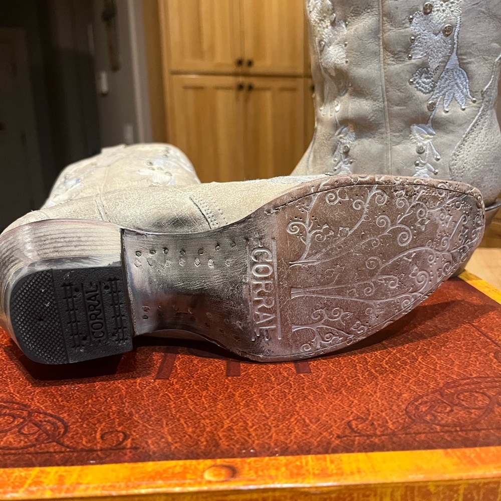 Women’s Corral White Floral Embroidery & Crystals Boots 8 1/2 - Picture 5 of 6